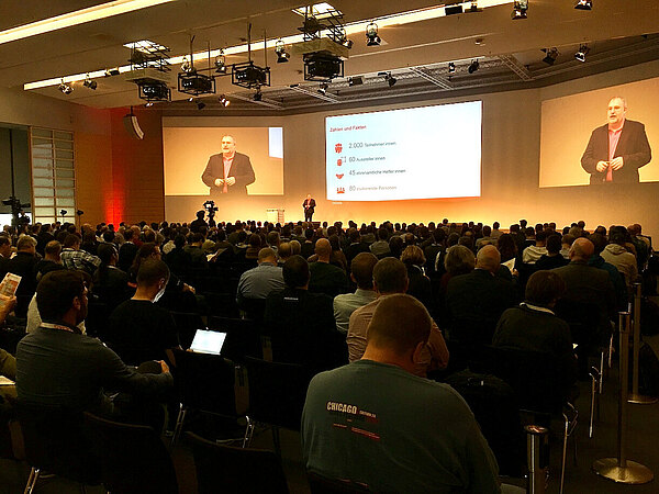 Björn Bröhl eröffnet die #DOAG2022.